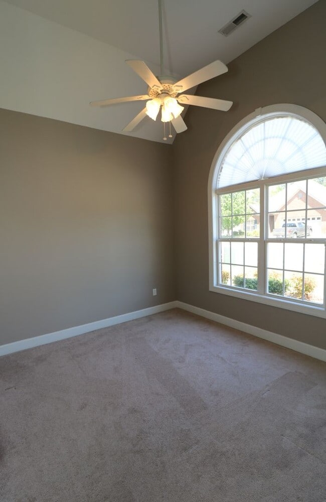 Building Photo - GREAT RENTAL IN FOX HOLLOW SUBDIVISION!