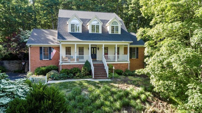 Building Photo - Five Bedroom Home