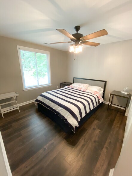 Queen size bedroom - 11501 Five Cedars Rd