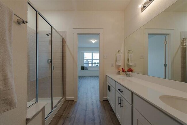 Building Photo - Beautiful townhome/condo located in Pfluge...