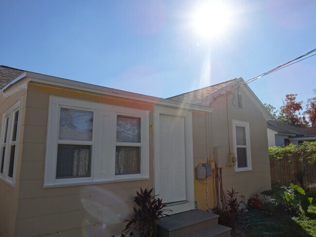 Building Photo - Three Bedrooms One Bathroom with Shaded Porch