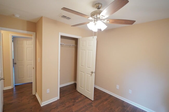 Building Photo - 933 Ashburn Dr