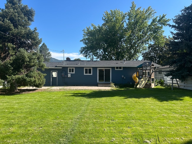 Building Photo - 3 Bed, 1.5 Bath with Spacious Backyard!
