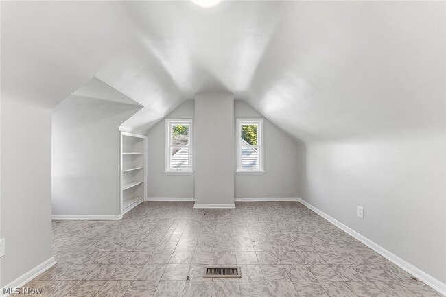 Building Photo - 866 E 209th St