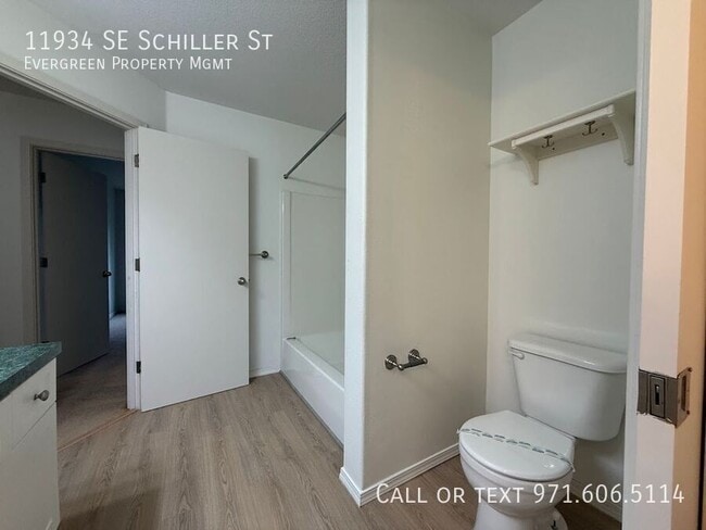 Building Photo - 11934 SE Schiller St