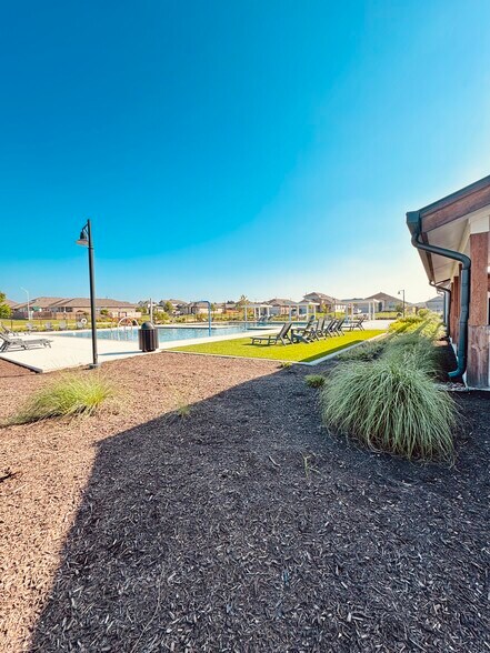 Building Photo - 650 Gladiola Loop