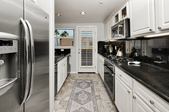 Building Photo - 2949 Ocean Front Walk