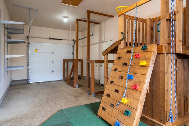 Building Photo - 3+ Bedroom 2.5 Bath with Office and Bonus Room - Indoor Play Structure - North Salmon Creek