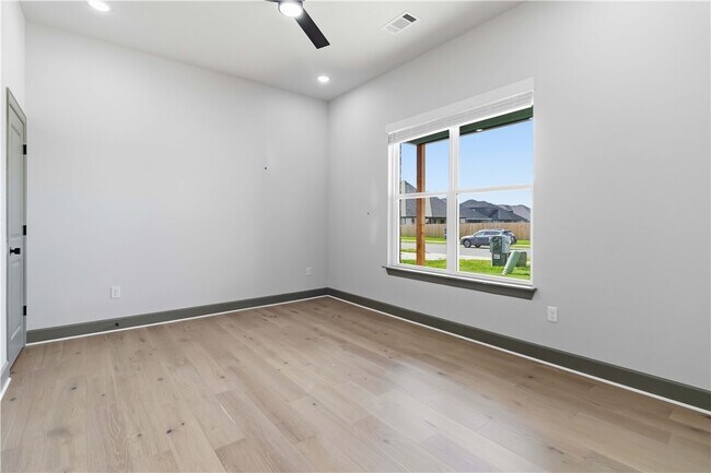 Building Photo - 980 Trestle Ln
