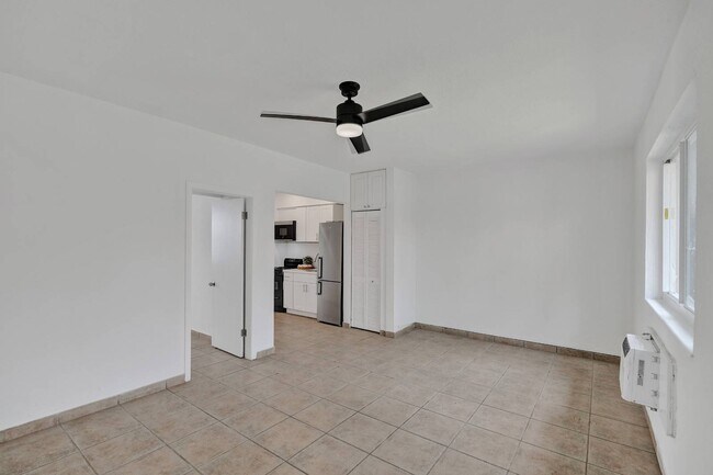 Building Photo - 2160 E Bay Harbor Dr