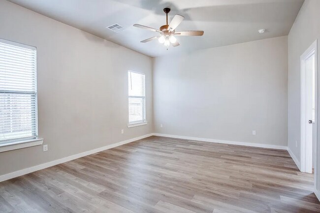 Building Photo - Amazing Four Bedroom in South Lubbock - Ab...