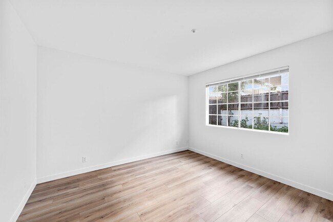 Building Photo - 211 Avenida Miramar