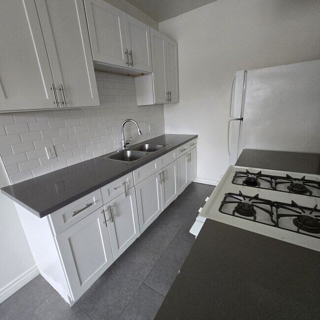 Building Photo - 833 N Formosa Ave