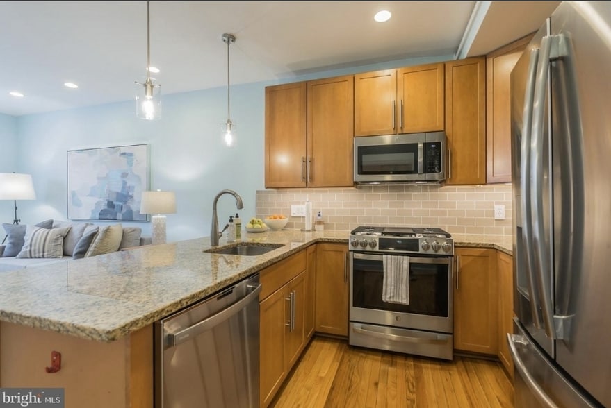 Building Photo - 302 Todd Pl NE