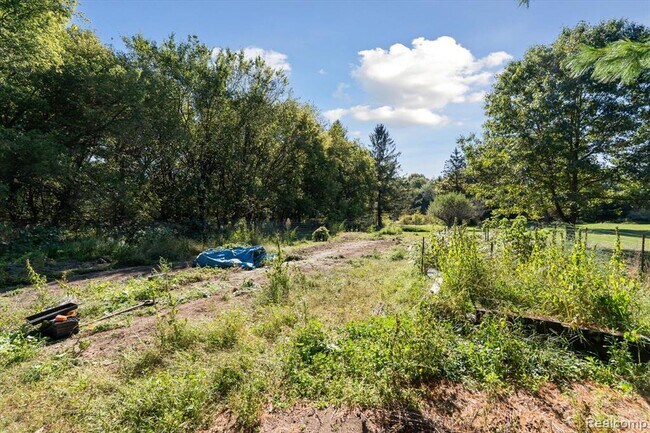 Building Photo - 2860 E Coon Lake Rd