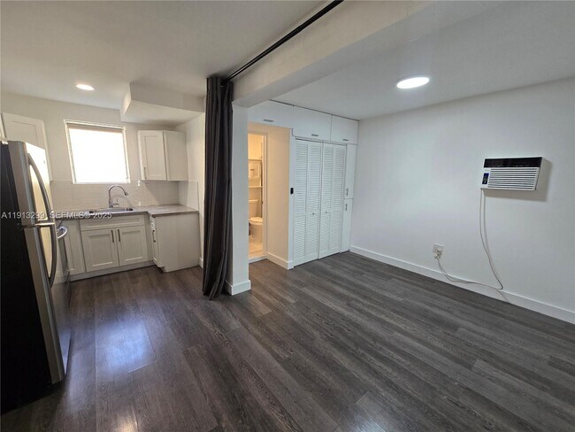 Building Photo - 1629 SW 6th St