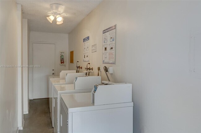 Building Photo - 4501 NE 21st Ave