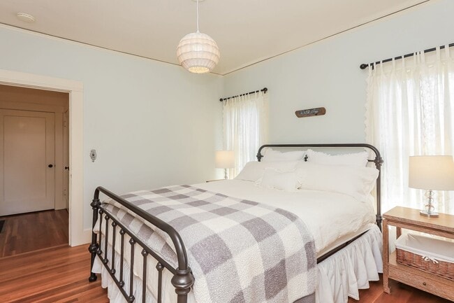 Building Photo - Furnished 1920 Craftsman Bungalow Available In The Dimond District!