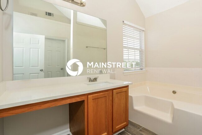 Building Photo - 4 Bedroom Pet-Friendly Home in COVINGTON, ...