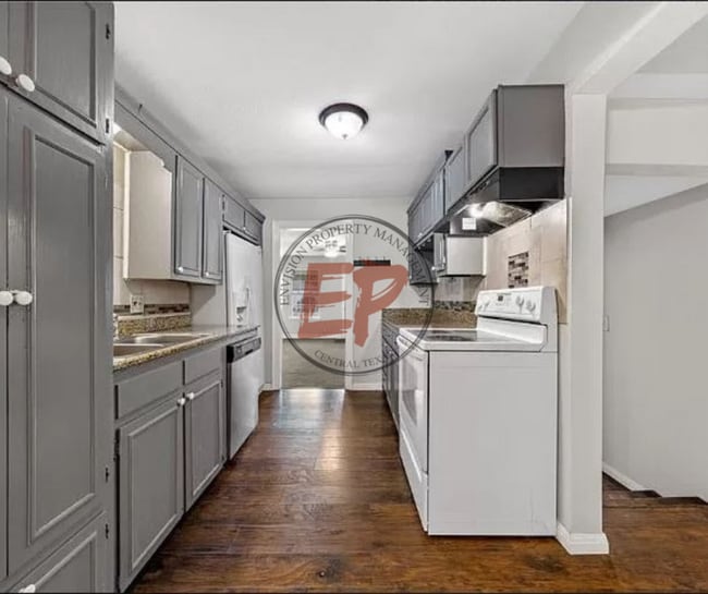 Building Photo - 213 N Oak Dr