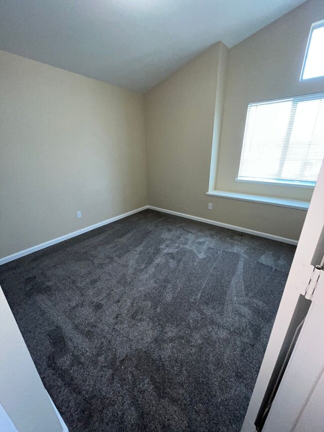 Building Photo - 4BR/2.5 BA / 1914 SF | New Carpet | Tenant...