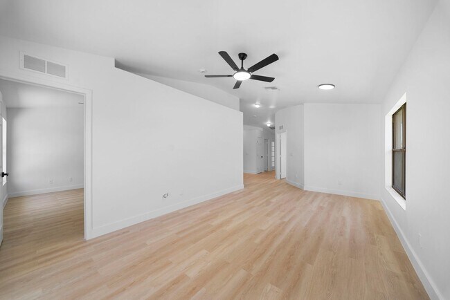 Building Photo - Beautifully updated duplex two bedrooms+ DEN, two bath in Cape Coral