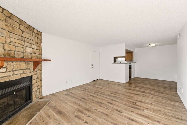 Building Photo - Light and Bright 2-Bed 2-Bath Home Available Immediately!