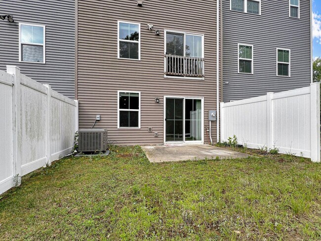 Building Photo - Move-In Ready Townhome with Finished Basem...