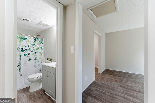 Building Photo - 558 College St