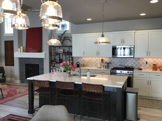 Building Photo - FOR RENT - All Inclusive Owner pays utilities - Furnished 3 bed, 2 bath NorthWest Crossing Townhome