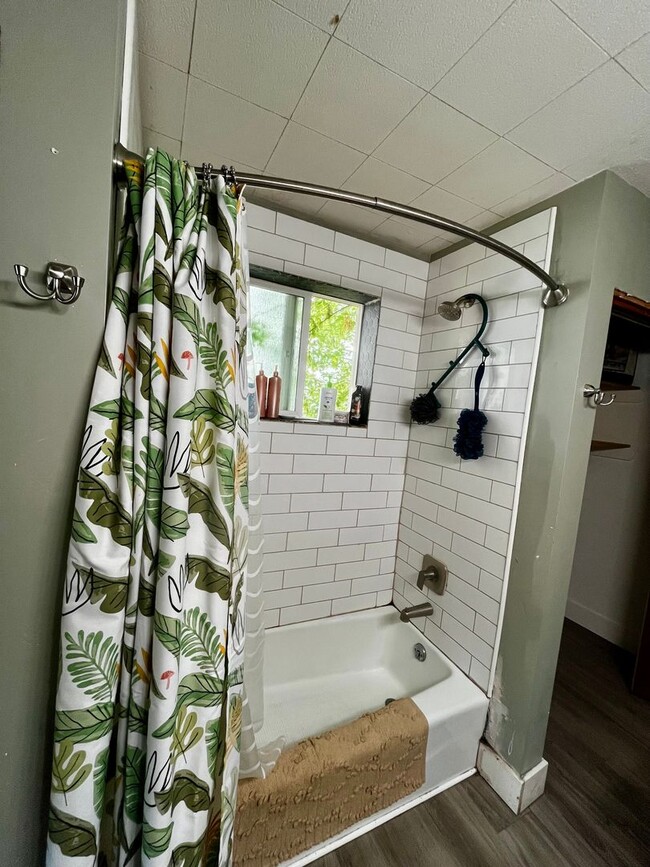 Building Photo - Amazing Downtown Location - 3 BR Home just...
