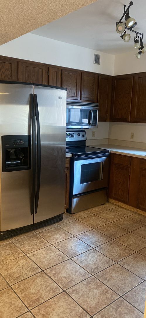 Building Photo - 5200 Villa View Dr