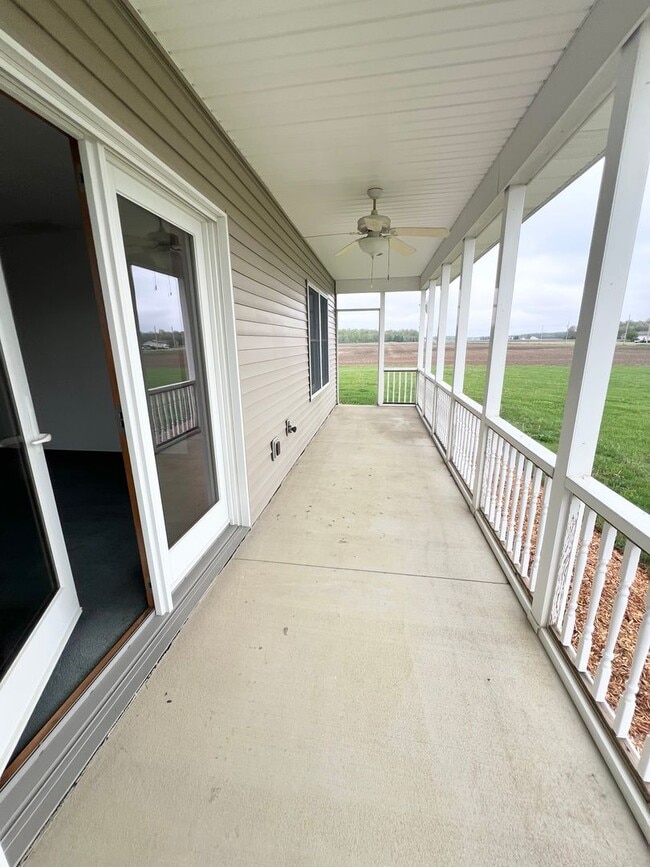 Building Photo - NEW LISTING! 3 Bedroom home