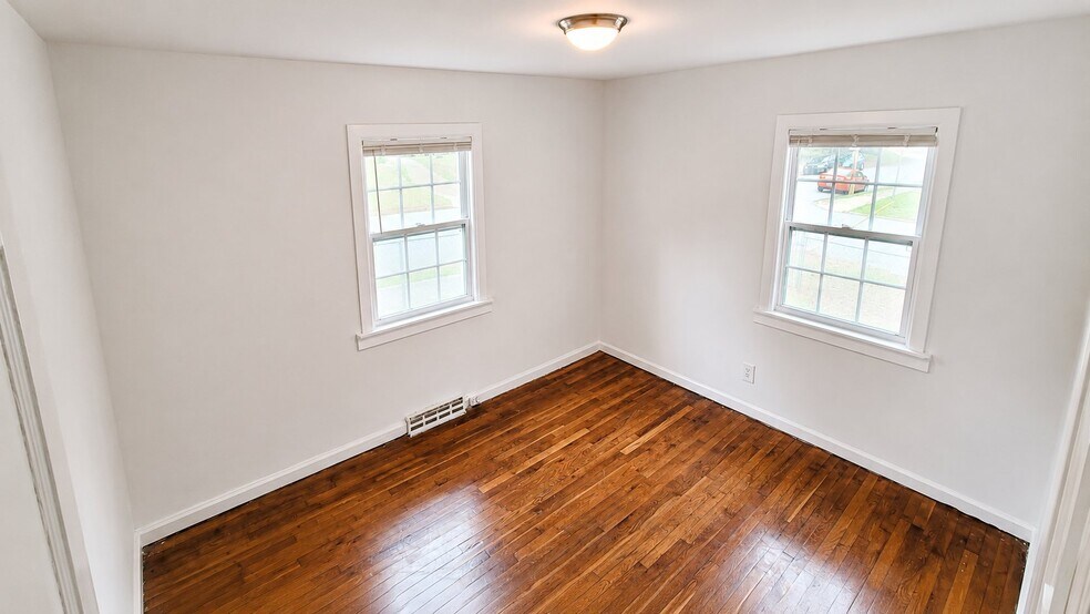 Building Photo - 1401 Oak St