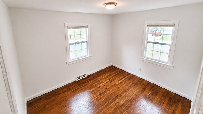 Building Photo - 1401 Oak St
