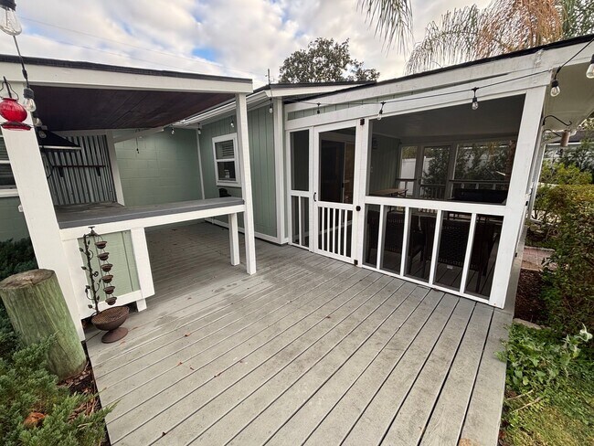 Building Photo - Renovated 3 Bed 2 Bath Home with Fenced in Yard. Screened in Porch. Tesla Charger. Minutes from J...