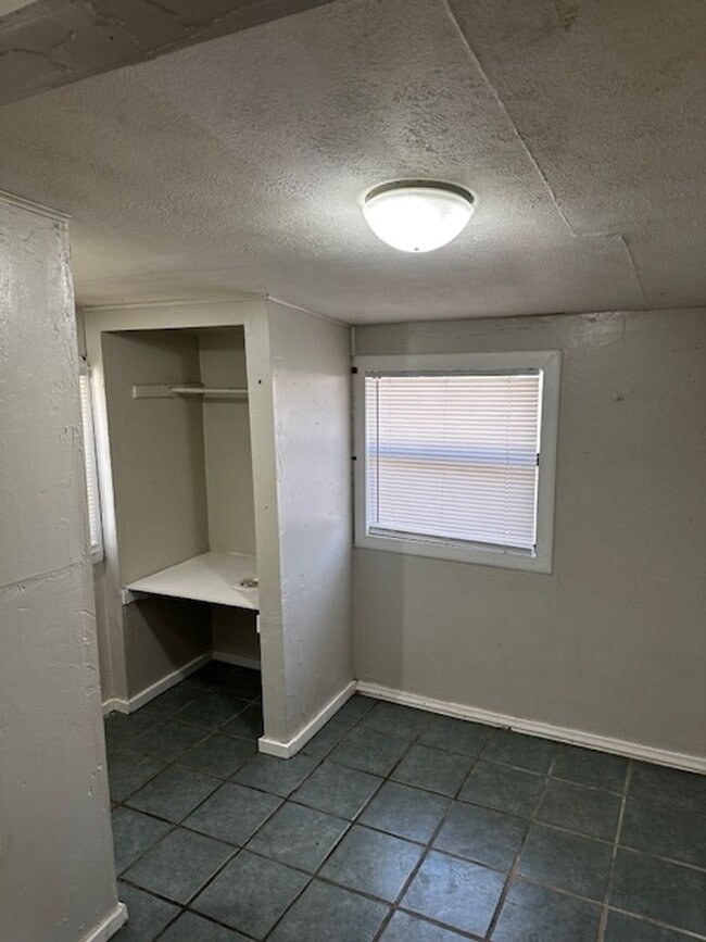 Building Photo - Three bed one bath home in central Springfield