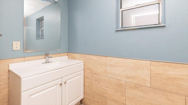 Building Photo - 563 6th St