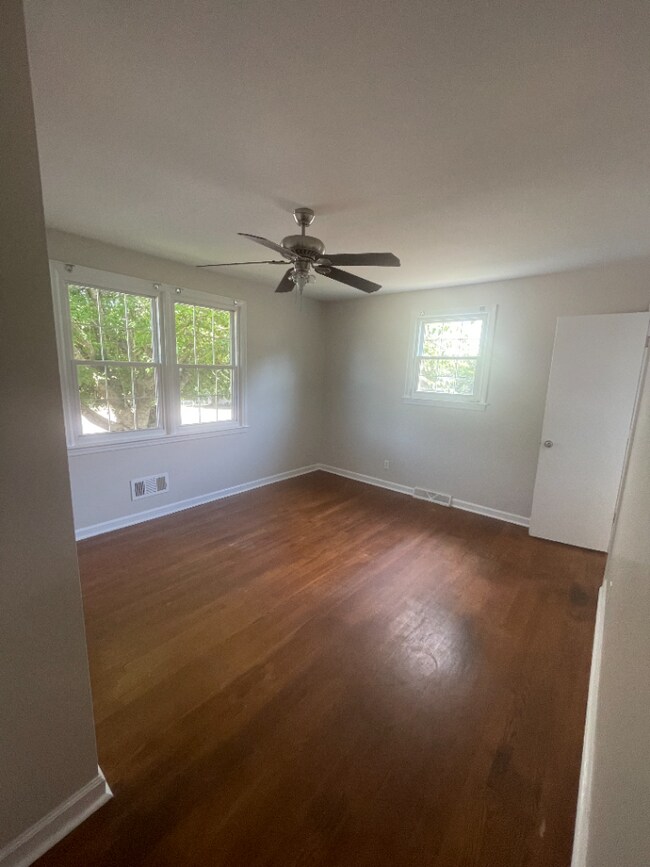 Building Photo - 4 bedroom house with fenced in yard and storage galore 8 minutes from Liberty University and Ward...