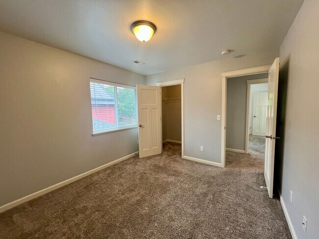Building Photo - Beautiful 5 Bedroom Home