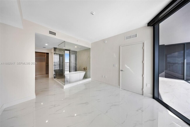 Building Photo - 700 NE 24th St