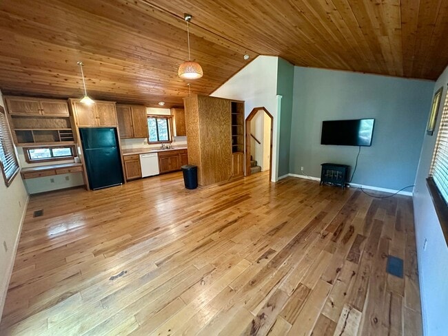 Building Photo - Charming 3 Bedroom 2 Bathroom Home Off Tyl...
