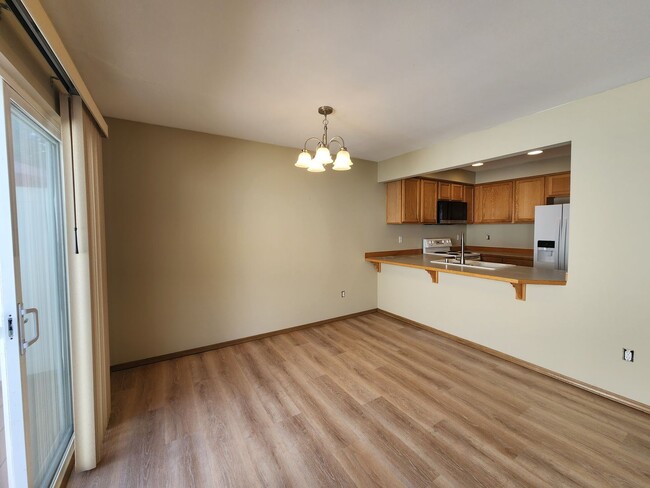 Building Photo - Beautiful 2 bed 2.5 bath Townhome Monroe $2545/mo
