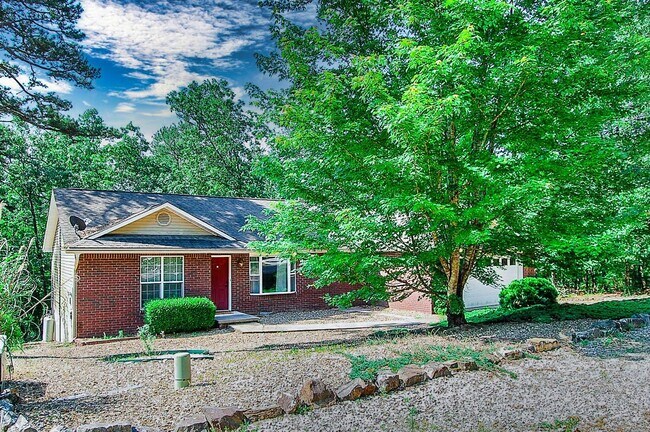 Building Photo - 3 Bedrooms and 2 full baths make the perfect layout for everyone! Call 501-922-9997 to set up a s...
