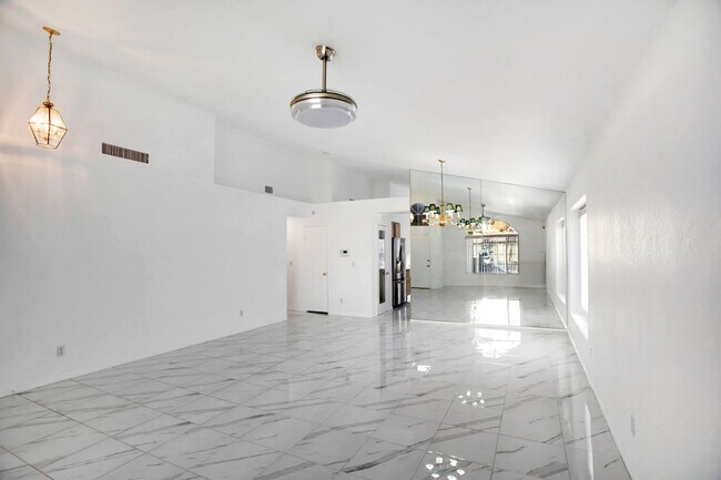 Building Photo - Single Story, 3 Bedroom, Peccole Ranch Beauty