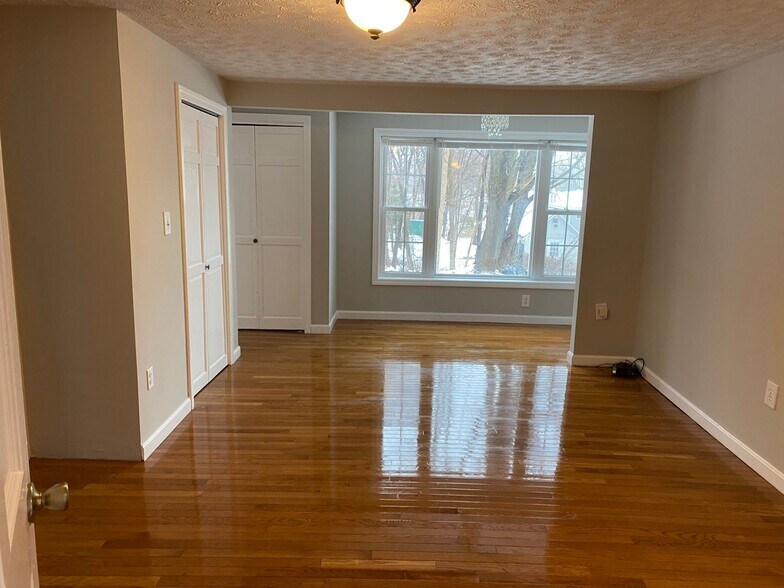 Building Photo - 939 Maplewood Ave