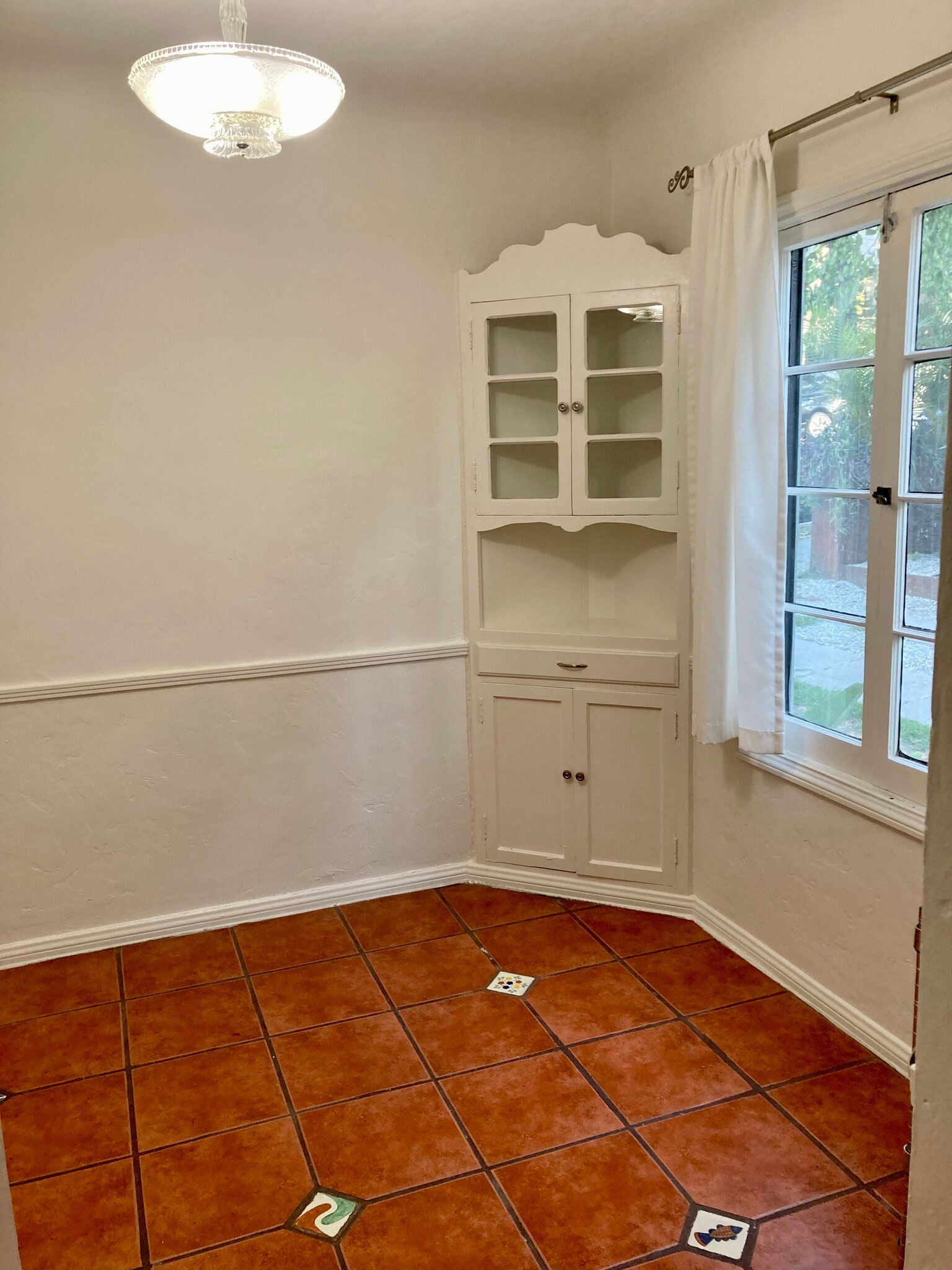 Breakfast nook next to kitchen - 2423 St George St