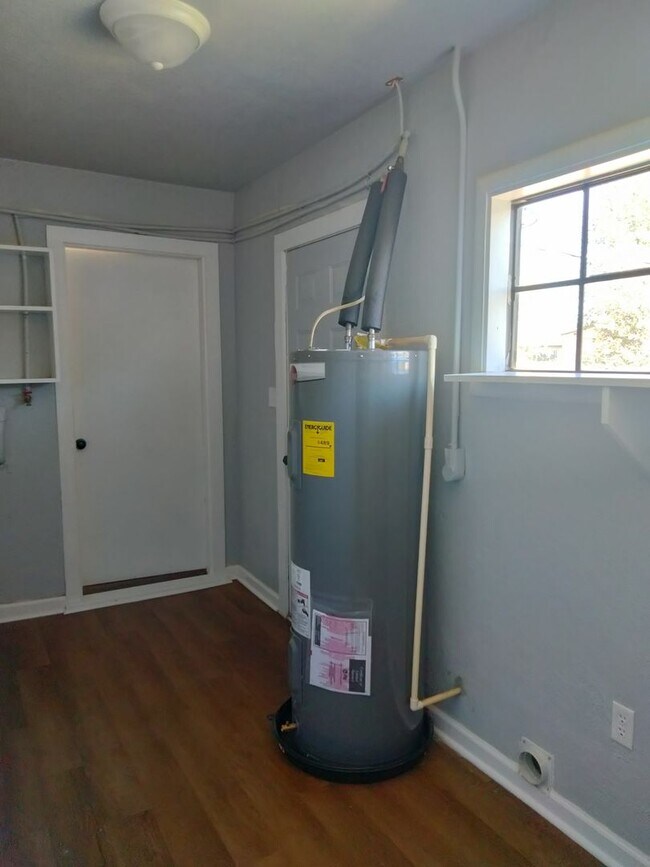 Building Photo - Beautiful Newly Renovated 3 Bedroom Home! ...