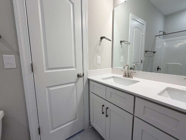 Building Photo - Like-New 3BR Townhome with Finished Bonus Level & 2-Car Garage - North Asheville