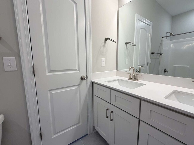 Building Photo - Spacious Townhome in The Springs of North Asheville